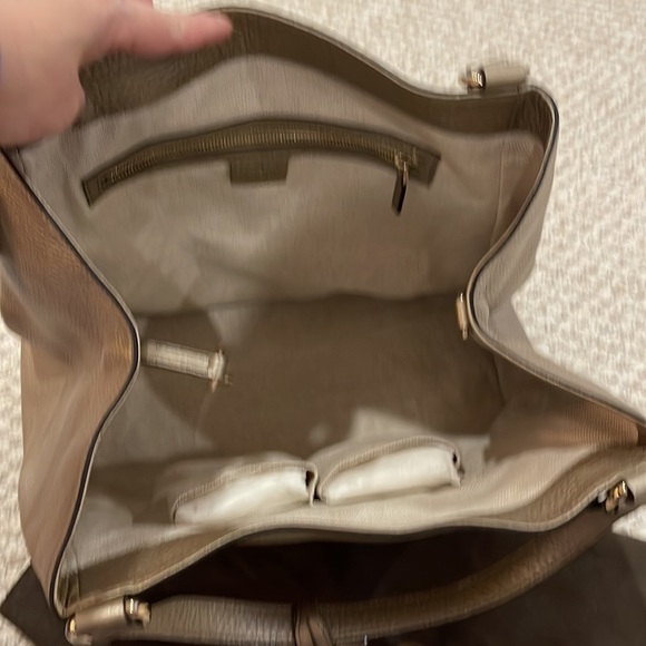 Brand new GUCCI
Metallic Pebbled Calfskin Medium Soho totes, shoulder bag. - Picture 4 of 4